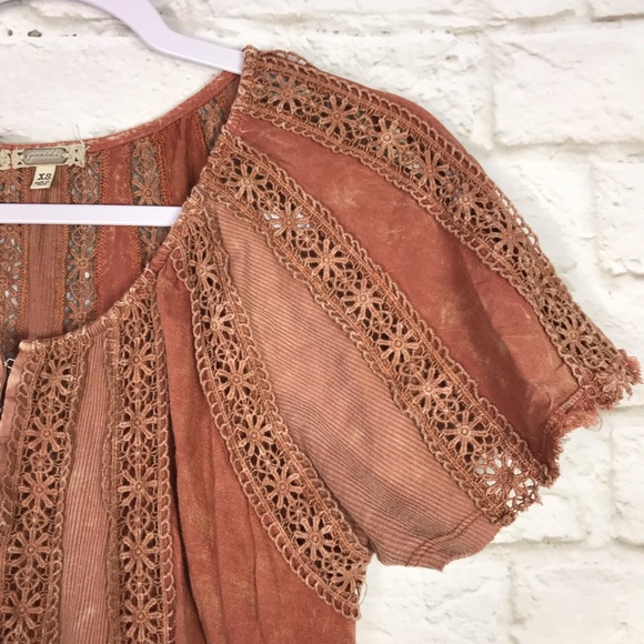 Gimmicks BKE  Boho Crochet Distressed Rust Top XS - Picture 3 of 8